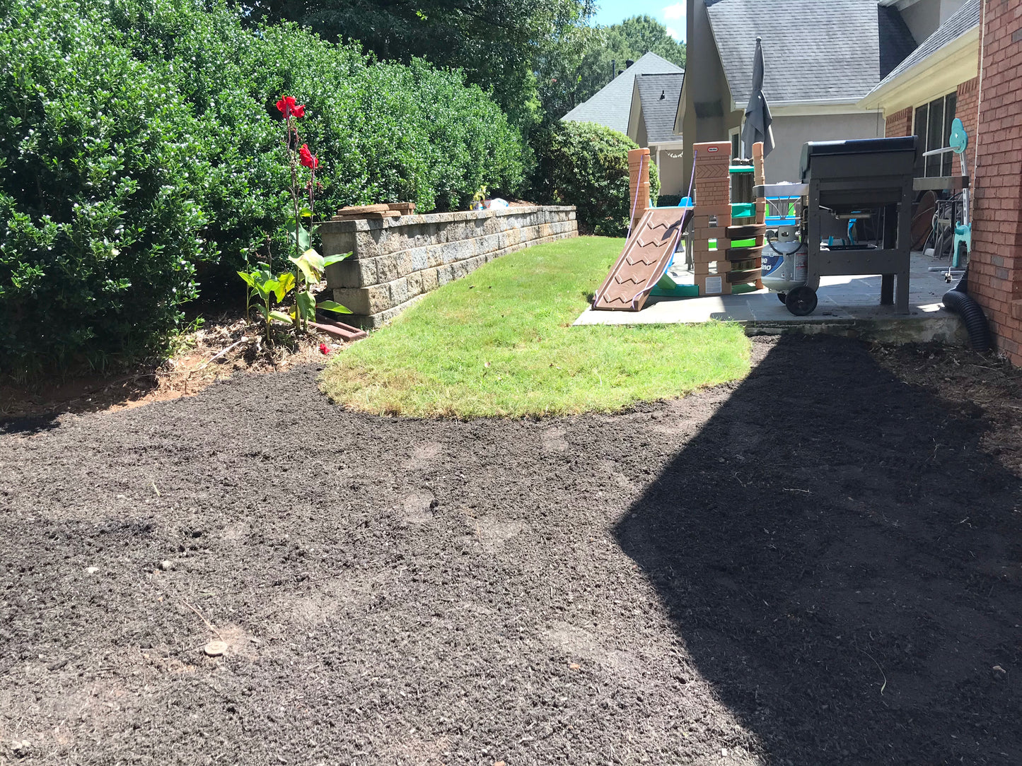 Landscaper Mix or top soil Installation/Mulching