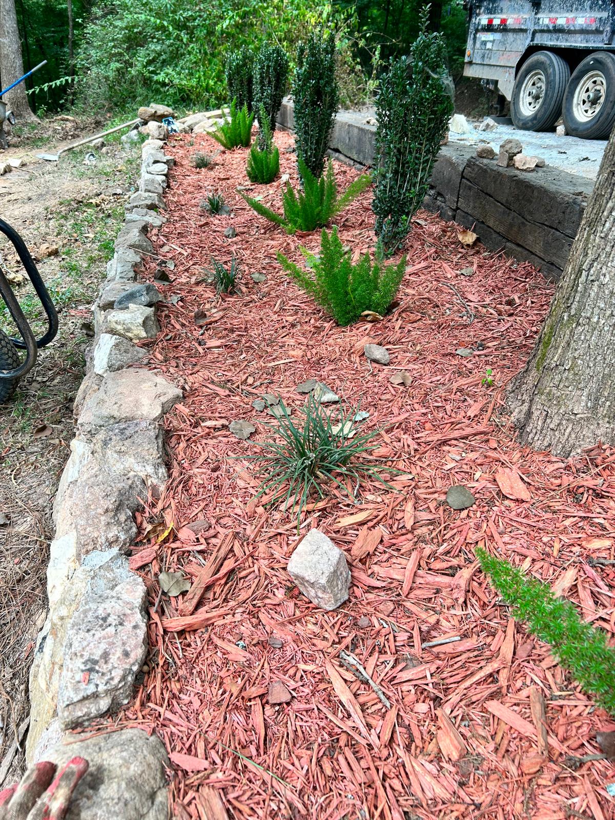 Red Hardwood Mulch Installation /Hardwood mulch