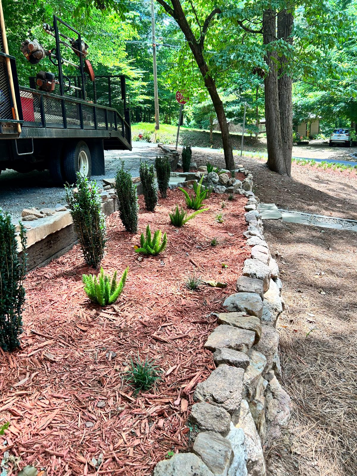 Red Hardwood Mulch Installation /Hardwood mulch