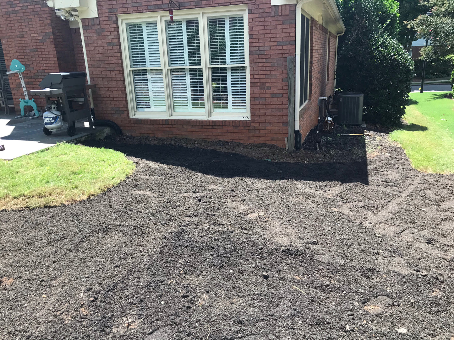 Landscaper Mix or top soil Installation/Mulching