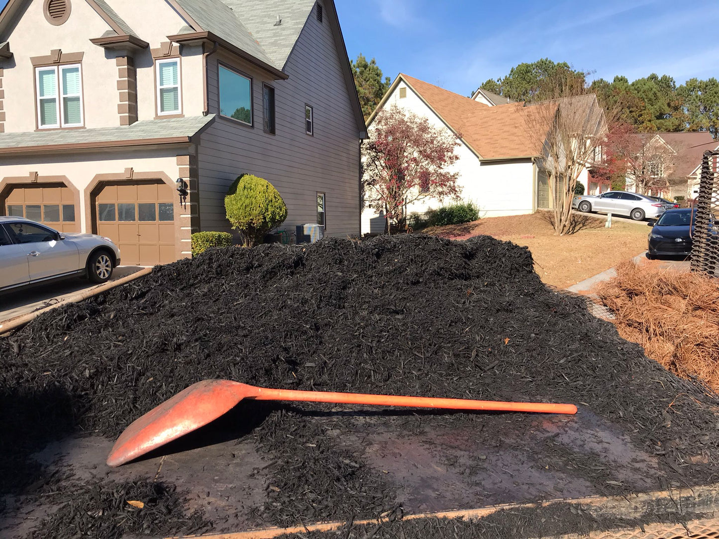 Black Hardwood Mulch Installation /Hardwood mulch